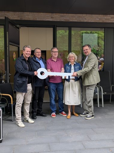 Schlüsselübergabe von Architekt Arne Schlichtmann (links) an die drei verantwortlichen Baubegleiter und Pfr. Wachtel © Kirchengemeinde St. Marien