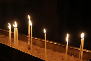 Foto: Opferkerzen in der Grabeskirche Jerusalem von S. Ciomber-Günther