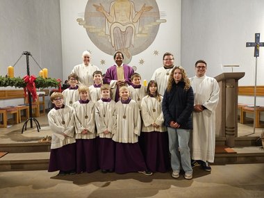 © Tamara Knaack Messdiener*innen mit Pfarrer Thomas und ihren Ausbilder*innen