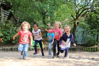 Kinder auf dem Spielplatz