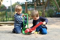 2 Kinder spielen im Sand