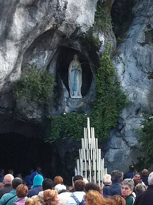 Gebet vor der Grotte in Lourdes