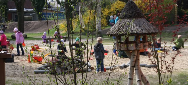 Kinder auf dem Spielplatz