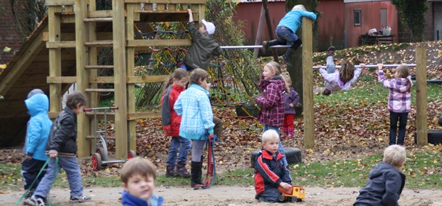 Kinder auf dem Spielplatz